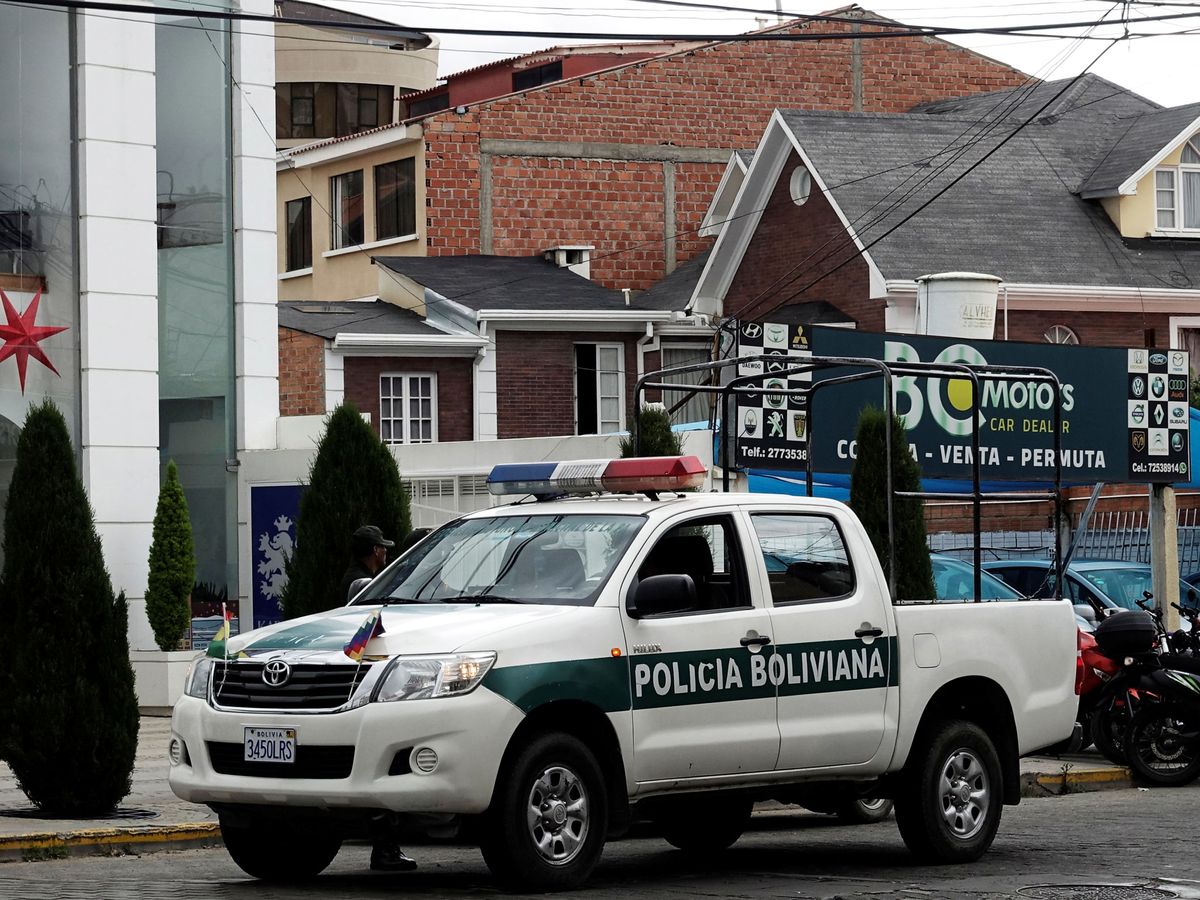 Foto: Un vehículo policial boliviano en el consulado de México en La Paz. (EFE)