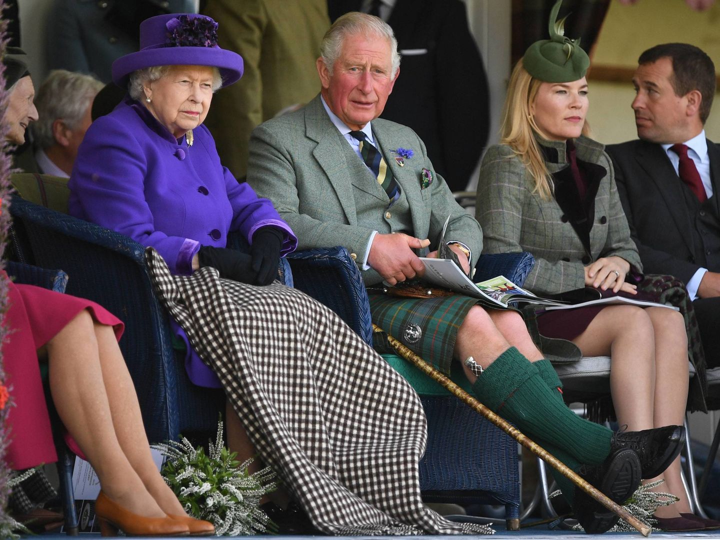 Peter y Autumn Phillips, junto a la reina y el príncipe Carlos el pasado septiembre. (Cordon Press)