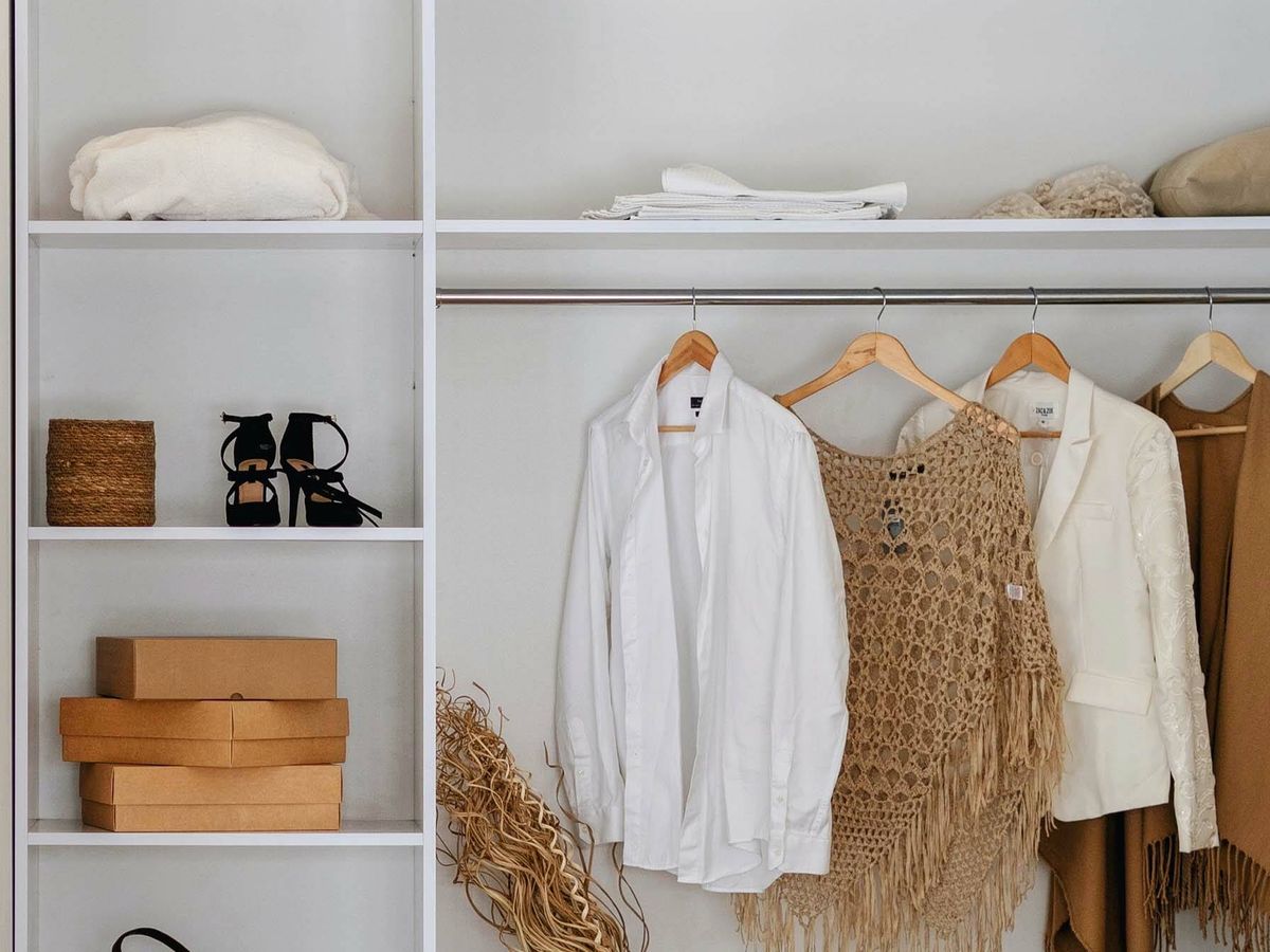 Foto: Consigue que tu armario parezca un vestidor con esta solución buena, bonita y barata. (Unsplash)
