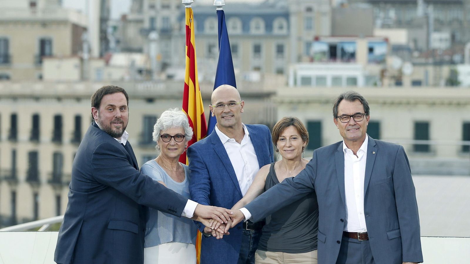 Foto:  El presidente de la Generalitat y de CDC, Artur Mas (d), el presidente de ERC, Oriol Junqueras (i), el cabeza de lista, Raül Romeva (c), la número dos, Carme Forcadell (2d), y la número tres, Muriel Casals. (EFE)