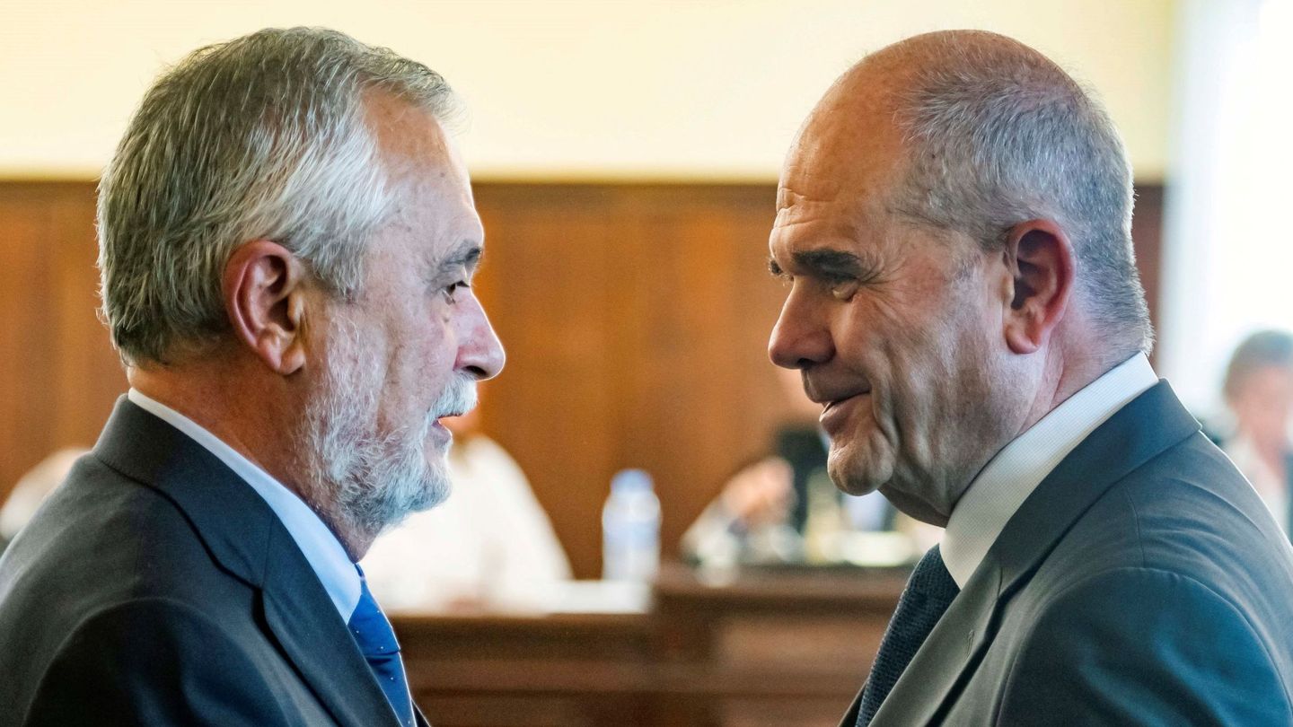 Los expresidentes de la Junta de Andalucía Manuel Chaves y José Antonio Griñán. (EFE)