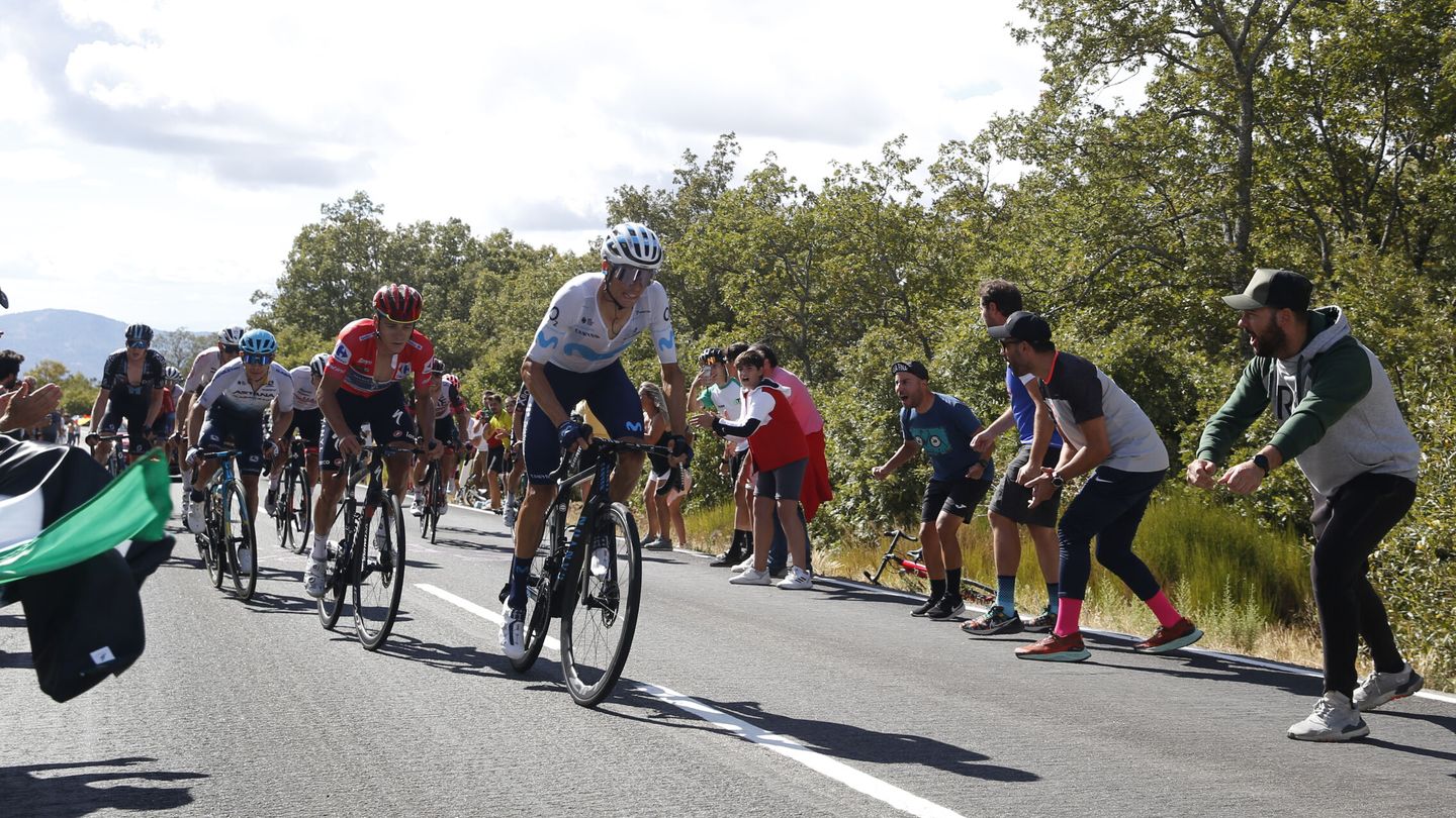 Los aficionados animan a los ciclistas en la decimoctava etapa. (EFE/Javier Lizón)