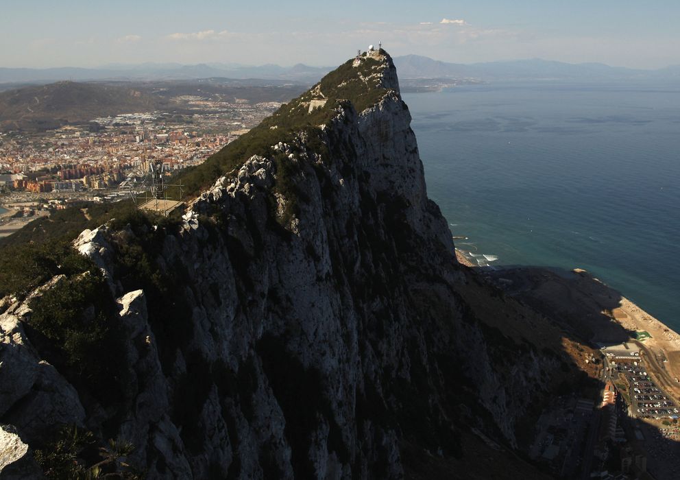 Foto: El Peñón de Gibraltar, con los rellenos a la derecha de la imagen. (Reuters)