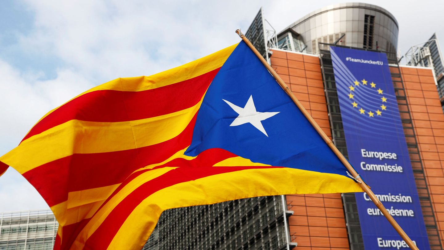 Bandera independentista catalana ante la Comisión Europea. (Reuters)