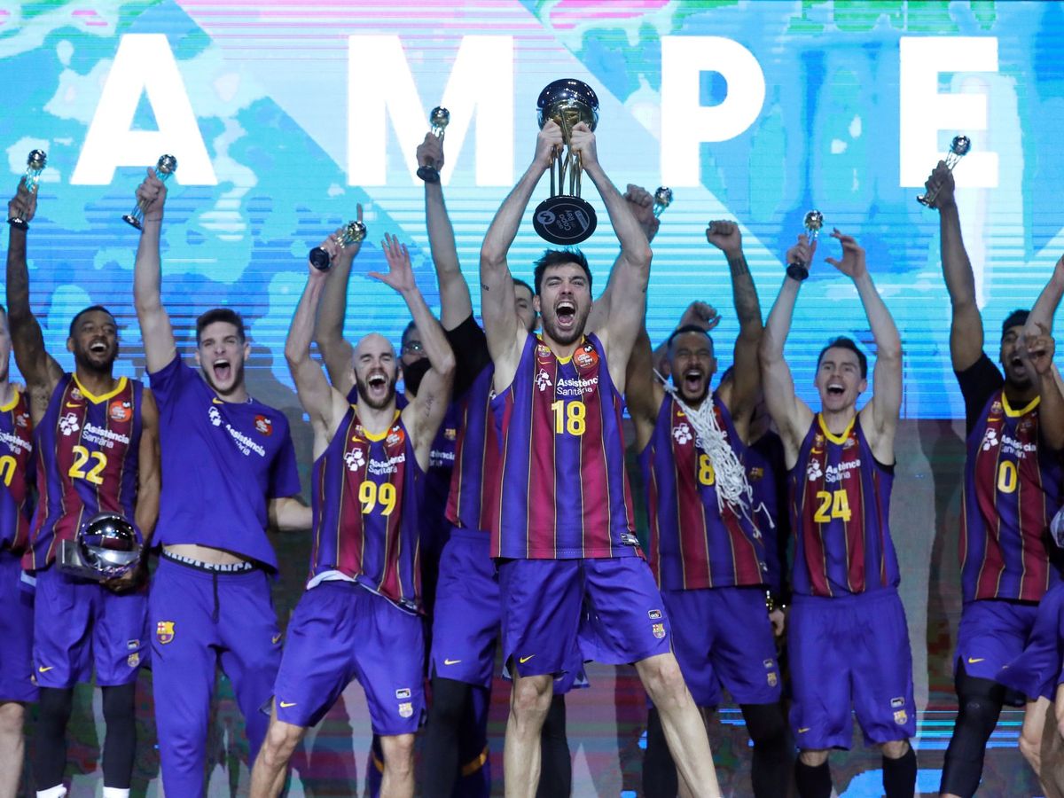 Foto: Álex Abrines levanta el trofeo de campeón de Copa del Rey para el Barça. (Efe)