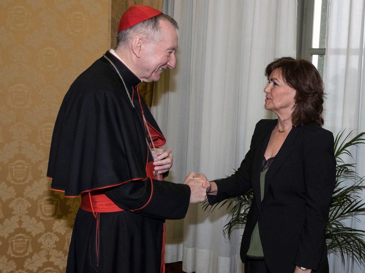 La vicepresidenta del Gobierno, Carmen Calvo, con el secretario de Estado del Vaticano, Pietro Parolin, el pasado 29 de octubre en Ciudad del Vaticano. (EFE)