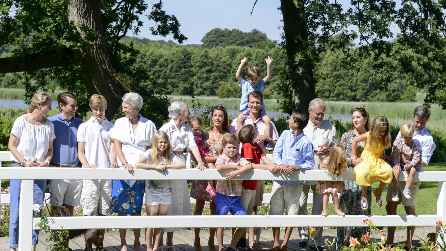 La familia real de Dinamarca, en el posado veraniego de 2014. (Getty)