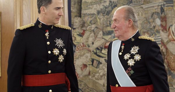 Foto: Felipe VI en el momento en que recibió el fajin de su padre. (EFE)