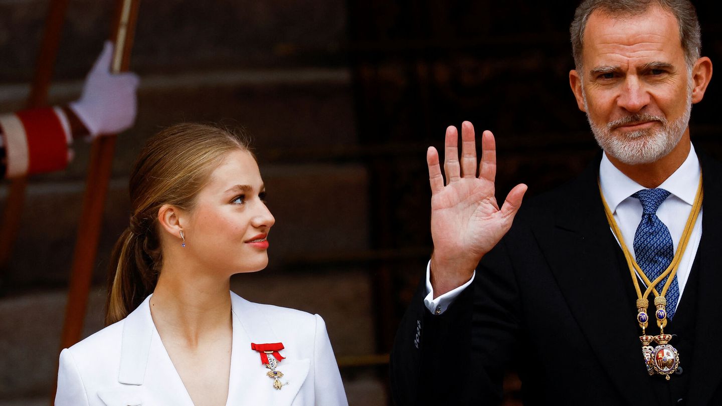 Leonor mira a su padre, el rey Felipe VI, en las puertas del Congreso. (Reuters/Susana Vera)
