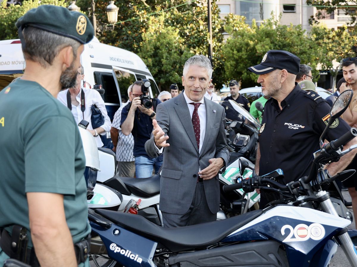 Foto: El ministro del Interior en funciones, Fernando Grande-Marlaska, durante la visita a una exhibición de la Guardia Civil y Policía Nacional. (EFE/Raquel Manzanares)