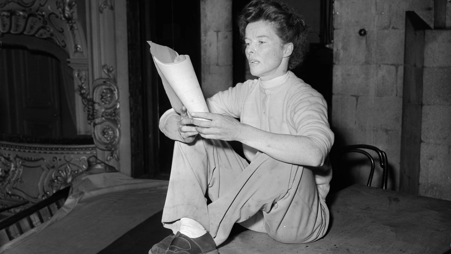  Katharine Hepburn, ensayando un guion en 1952. (Getty)