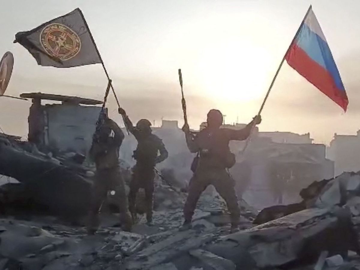 Foto: El grupo mercenario Wagner alza la bandera rusa sobre las ruinas de un edificio sin identificar de Bajmut. (Telegram)