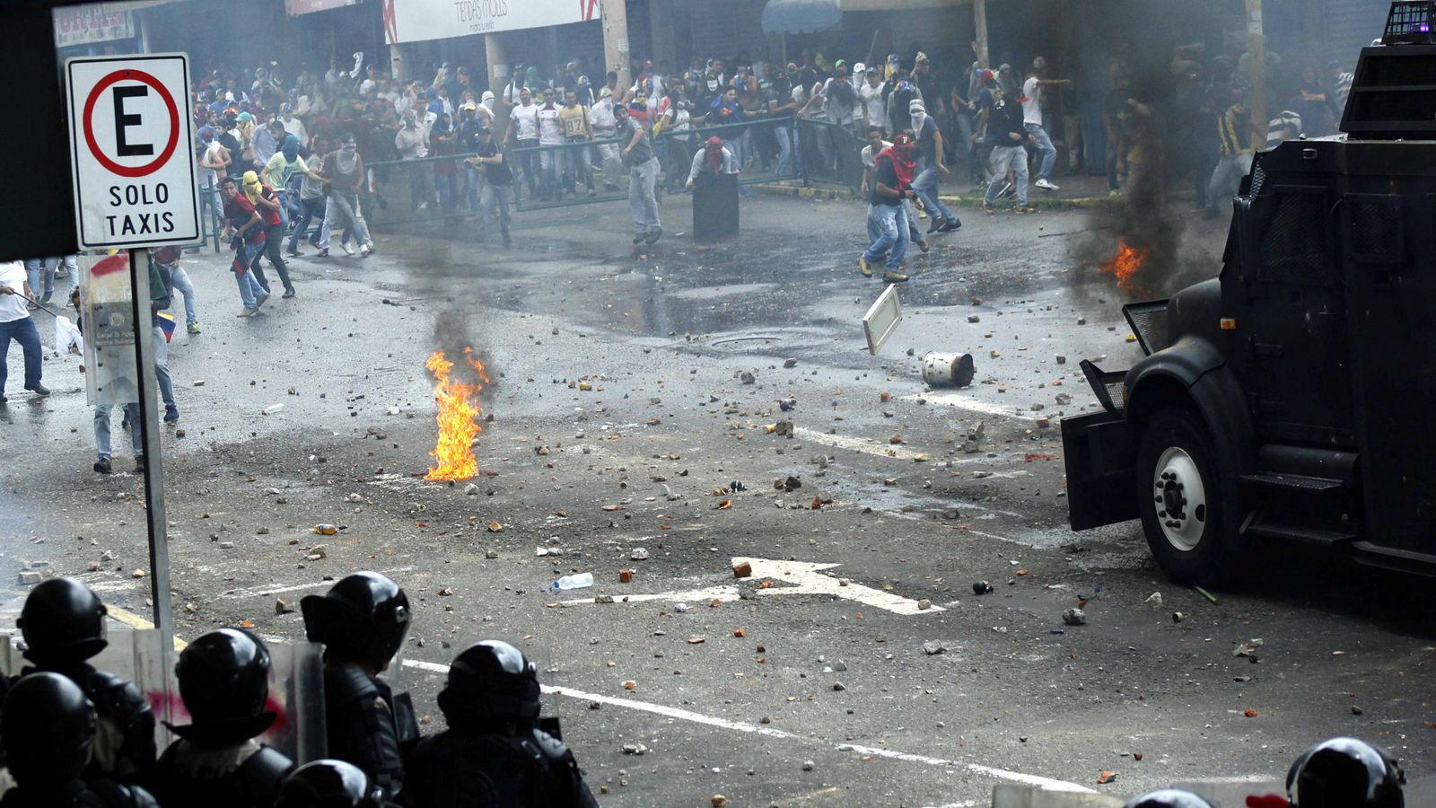 Foto: Choques entre las fuerzas de seguridad y manifestantes en San Cristobal, Venezuela. (Reuters)