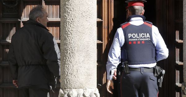 Foto: Policía registrando la sede del Consejo de la Diplomacia Pública de Cataluña (Diplocat). (EFE)
