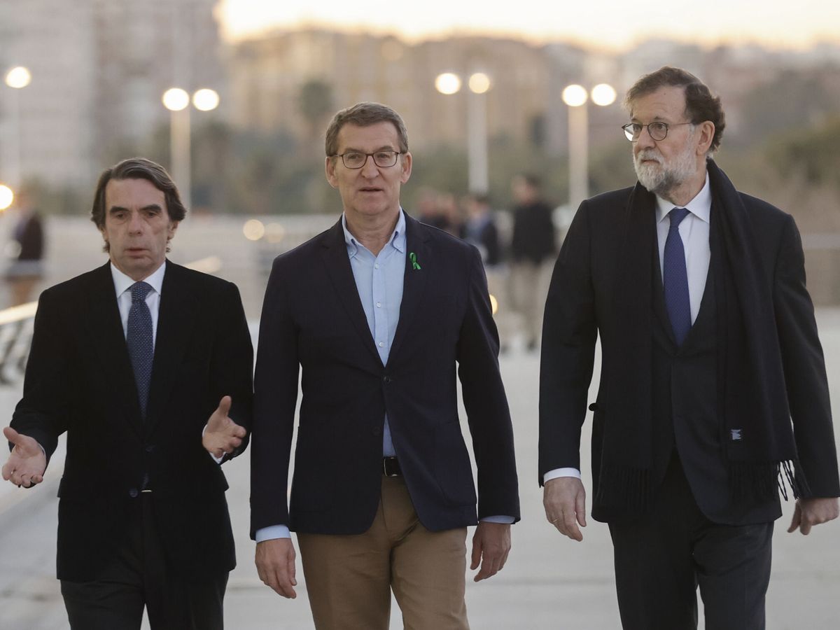 Foto: El líder del PP, Alberto Núñez Feijóo (c); junto a los dos expresidentes del Gobierno, José María Aznar y Mariano Rajoy (EFE/Kai Forsterling)