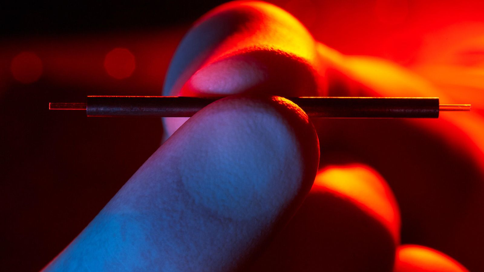Foto: Cada módulo de un acelerador terahertz cabe entre dos dedos. (DESY)