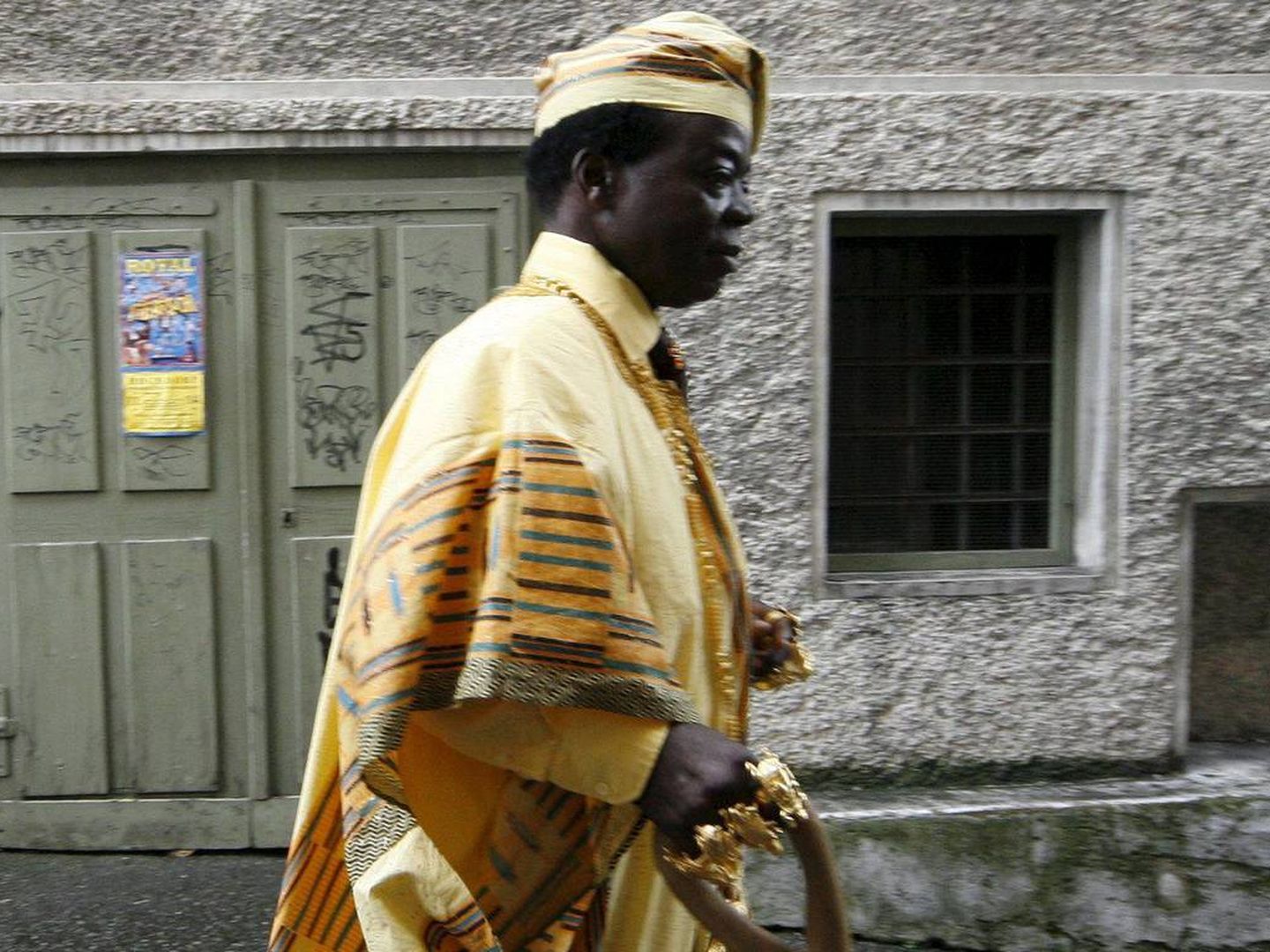 Céphas Bansah, rey de la tribu Gbi de Hohoe de Ghana, durante una visita a Suiza. (EFE/Urs Flueeler)