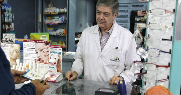 Foto: Los farmacéuticos quieren ofrecer nuevos servicios a los pacientes. (EFE)