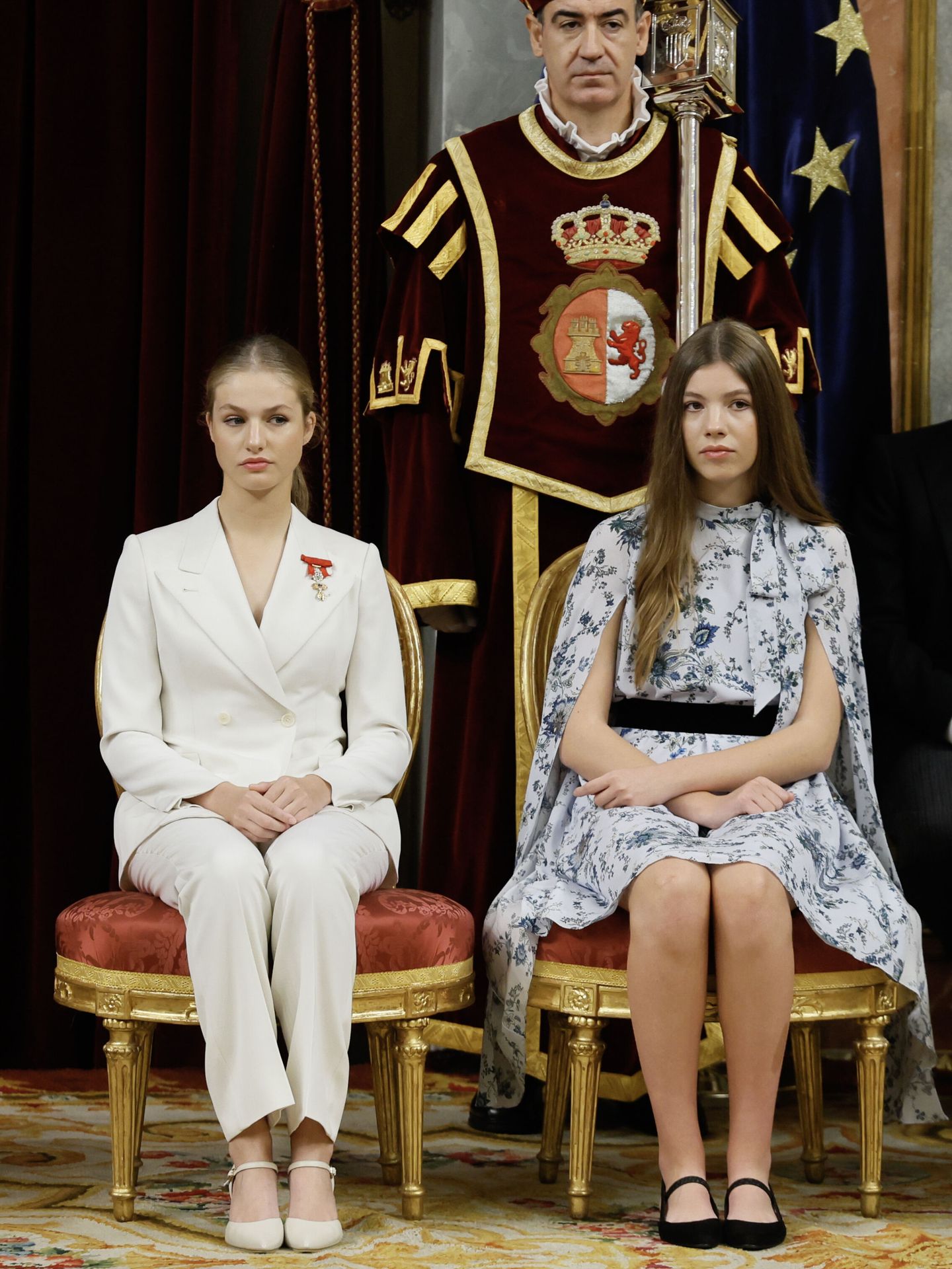 La Princesa de Asturias, acompañada por su hermana, la infanta Sofía, durante la ceremonia de jura de la Constitución. (EFE/ Ballesteros)