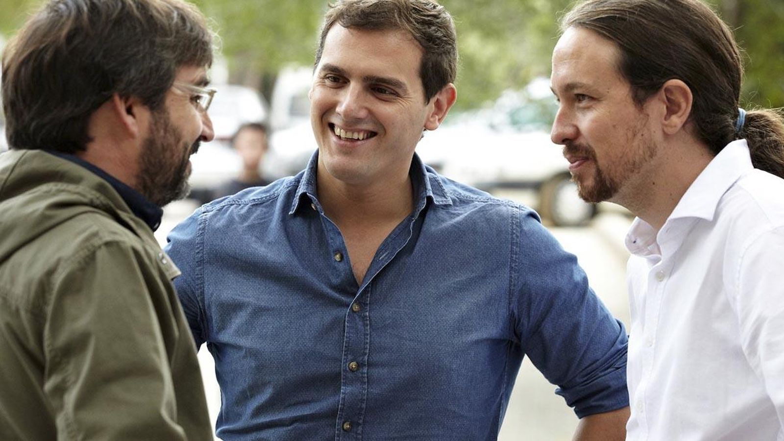 Foto: Albert Rivera y Pablo Iglesias, con el presentador de 'Salvados', Jordi Évole, en el que ambos líderes debatieron frente a frente. (EC)
