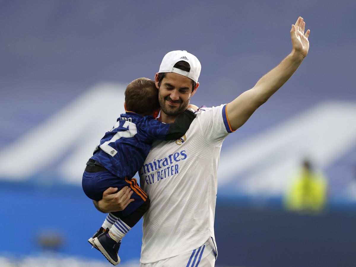 Foto: Isco, con su hijo, en su despedida en el Bernabéu. (EFE/Mariscal)