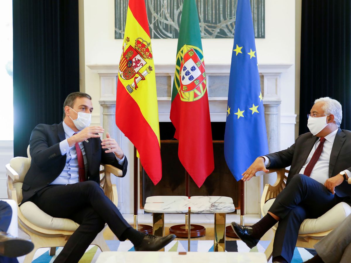 Foto: Pedro Sánchez y el primer ministro de Portugal, António Costa, este 6 de julio en el palacio de São Bento. (Reuters)