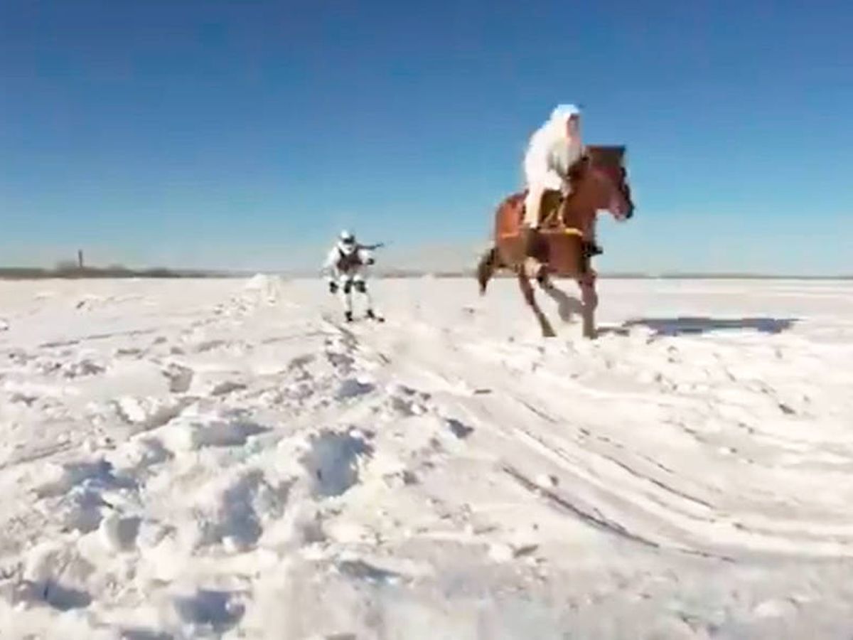 Foto: Los militares son arrastrados por caballos y tienen que realizar saltos y maniobras (Foto: YouTube)