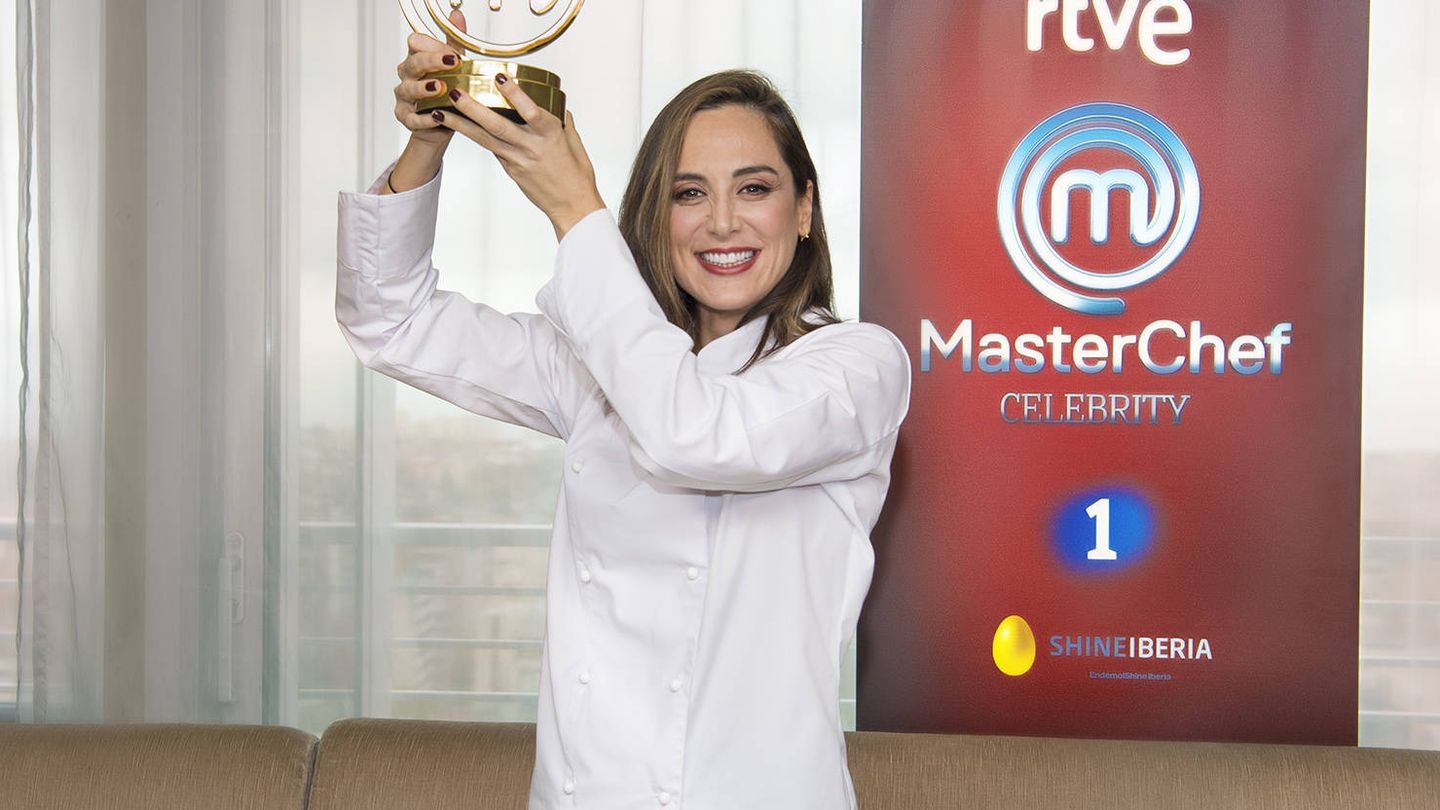 Tamara Falcó con el trofeo de 'MasterChef Celebrity'. (RTVE)