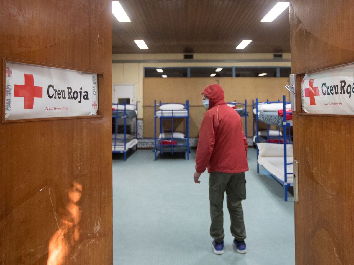 Foto: Un usuario llega al nuevo espacio que la Cruz Roja y el Ayuntamiento de Barcelona han abierto para alojar a personas sin hogar. (EFE)