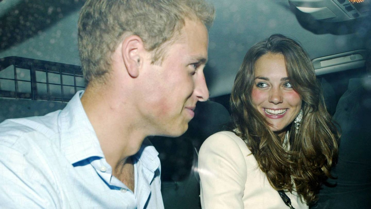 Kate Middleton, con una sonrisa de oreja a oreja, en los inicios de su relación con el príncipe Guillermo. (Cordon Press)