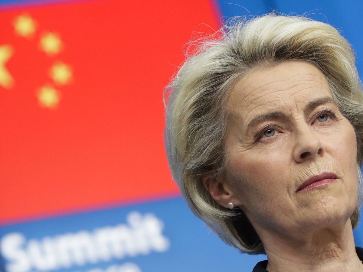 Foto: La presidenta de la Comisión Europea, Ursula von der Leyen, tras la cumbre con China. (EFE/Olivier Hoslet)