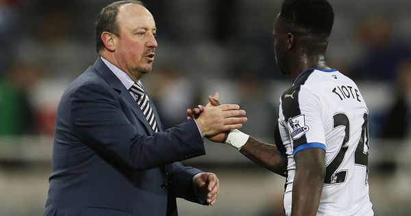 Foto: Benítez saluda a Tioté en un partido del Newcastle. (Reuters)