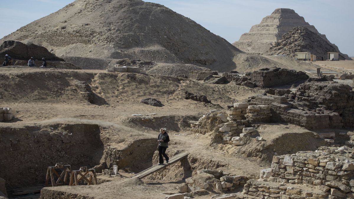'Tumbas de Egipto': un arqueólogo rastrea los orígenes del arquitecto de la primera pirámide, en el canal DMAX