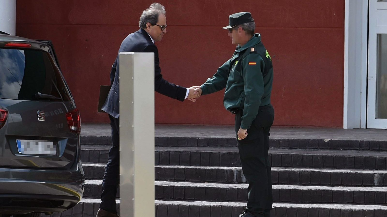 Foto: El presidente de la Generalitat de Cataluña, Quim Torra, saluda a un guardia civil a su llegada a la cárcel madrileña de Estremera. (EFE)