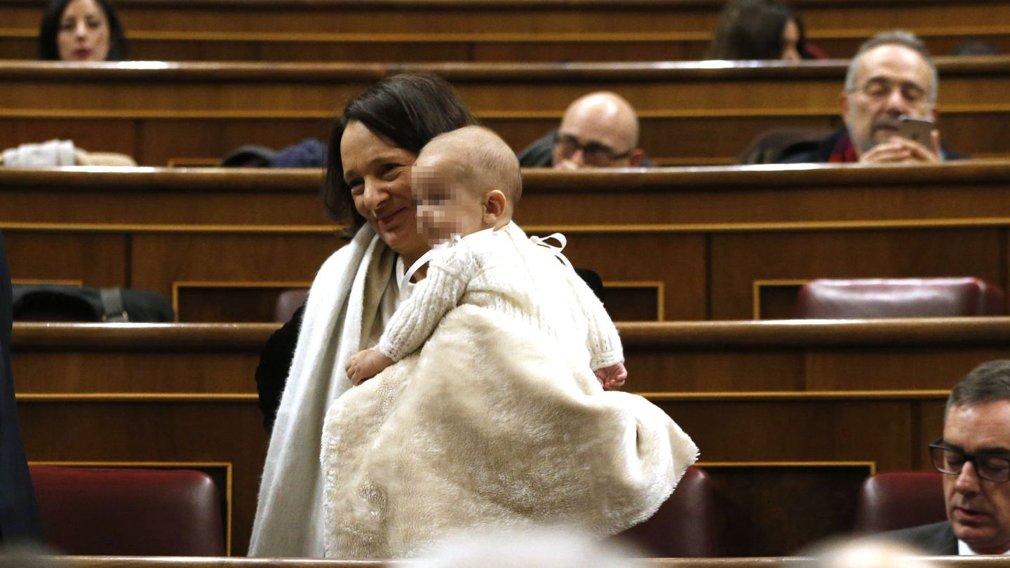 La diputada de Podemos Carolina Bescansa llega con su bebé al hemiciclo del Congreso. (EFE)