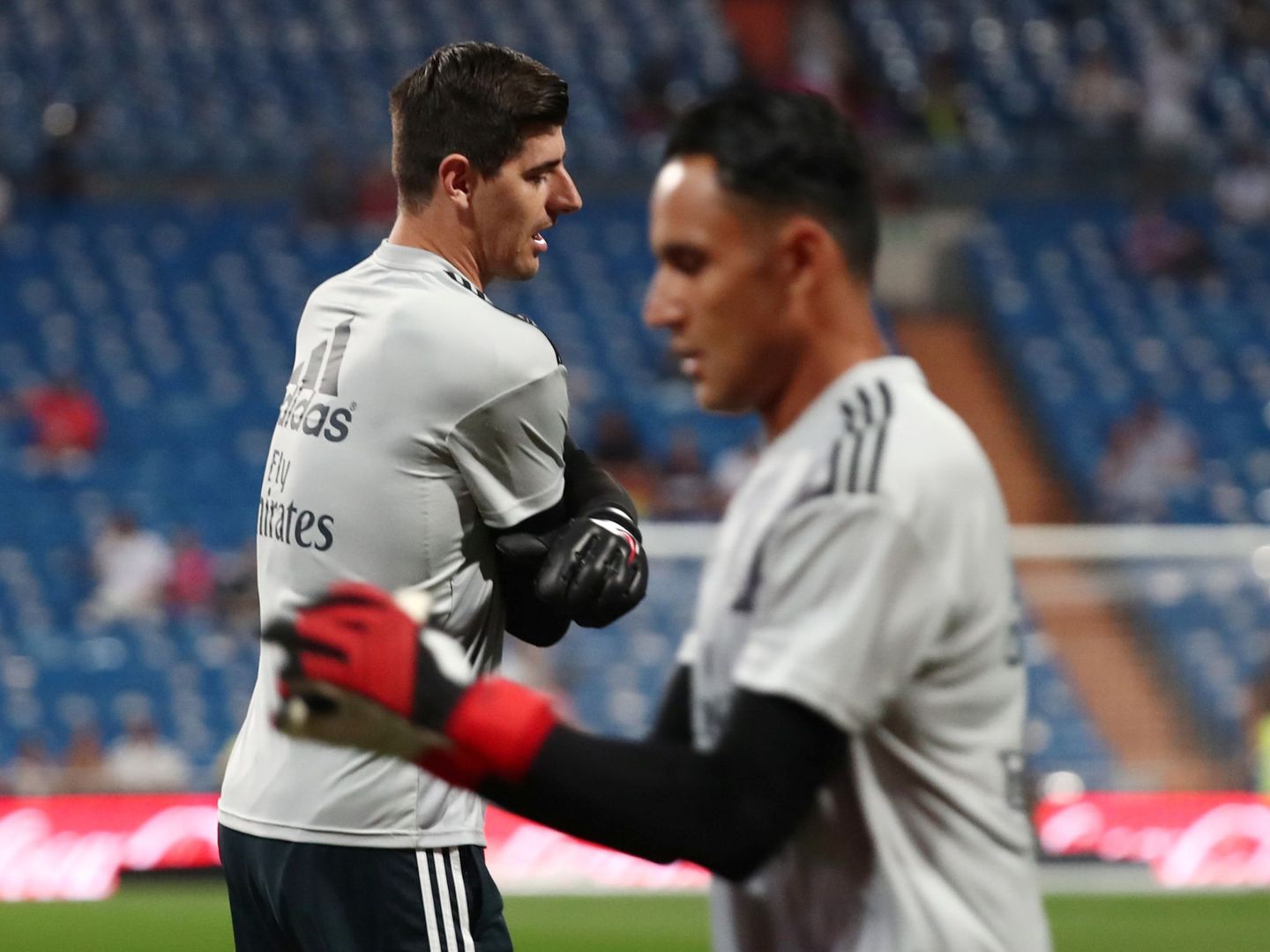 Courtois y Keylor Navas, calientan antes de un partido del Real Madrid. (Reuters)