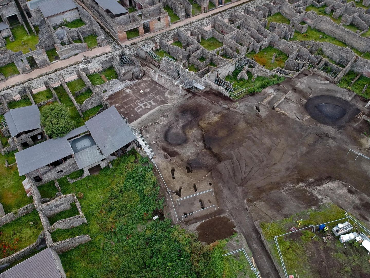 Vista aérea de nuevas excavaciones en el sitio arqueológico de Pompeya. Foto: EFE  Sanp Pompeii 