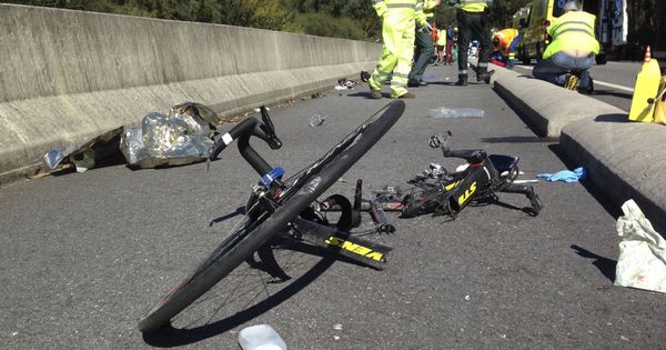 Foto: Restos de una bicicleta accidentada tras un atropello. (EFE)