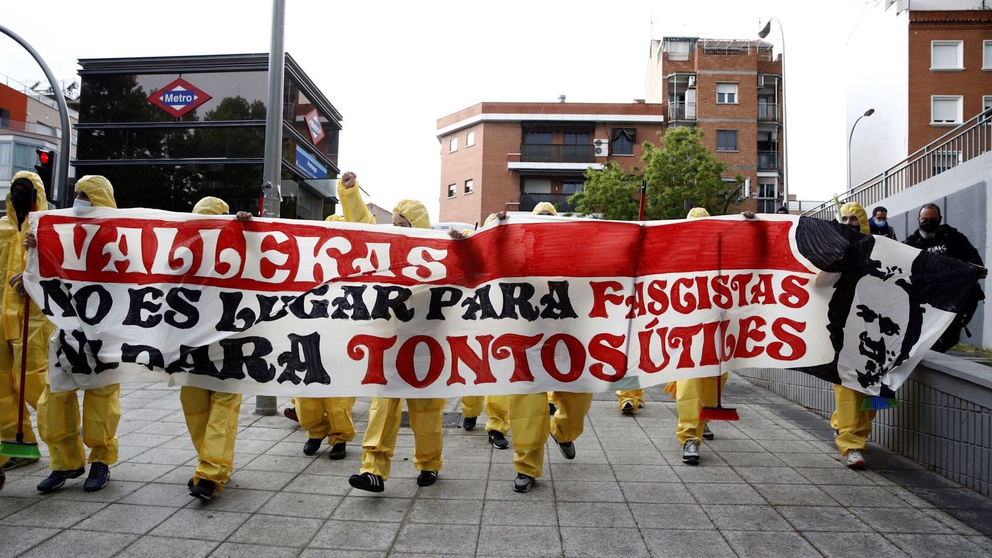 La afición del Rayo Vallecano protesta contra las decisiones de su presidente. (EFE/Javier Lopez)