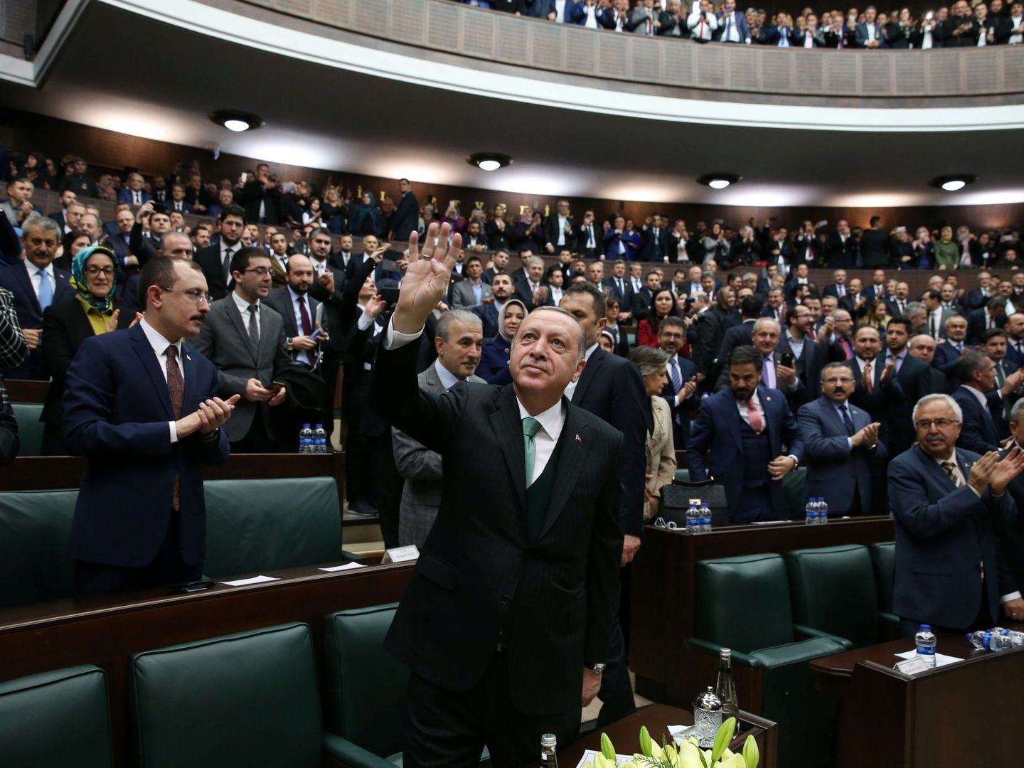 El presidente turco Recep Tayyip saluda a miembros de su Partido Justicia y Desarrollo (AKP) en el Parlamento en Ankara, el 13 de febrero de 2018. (Reuters)