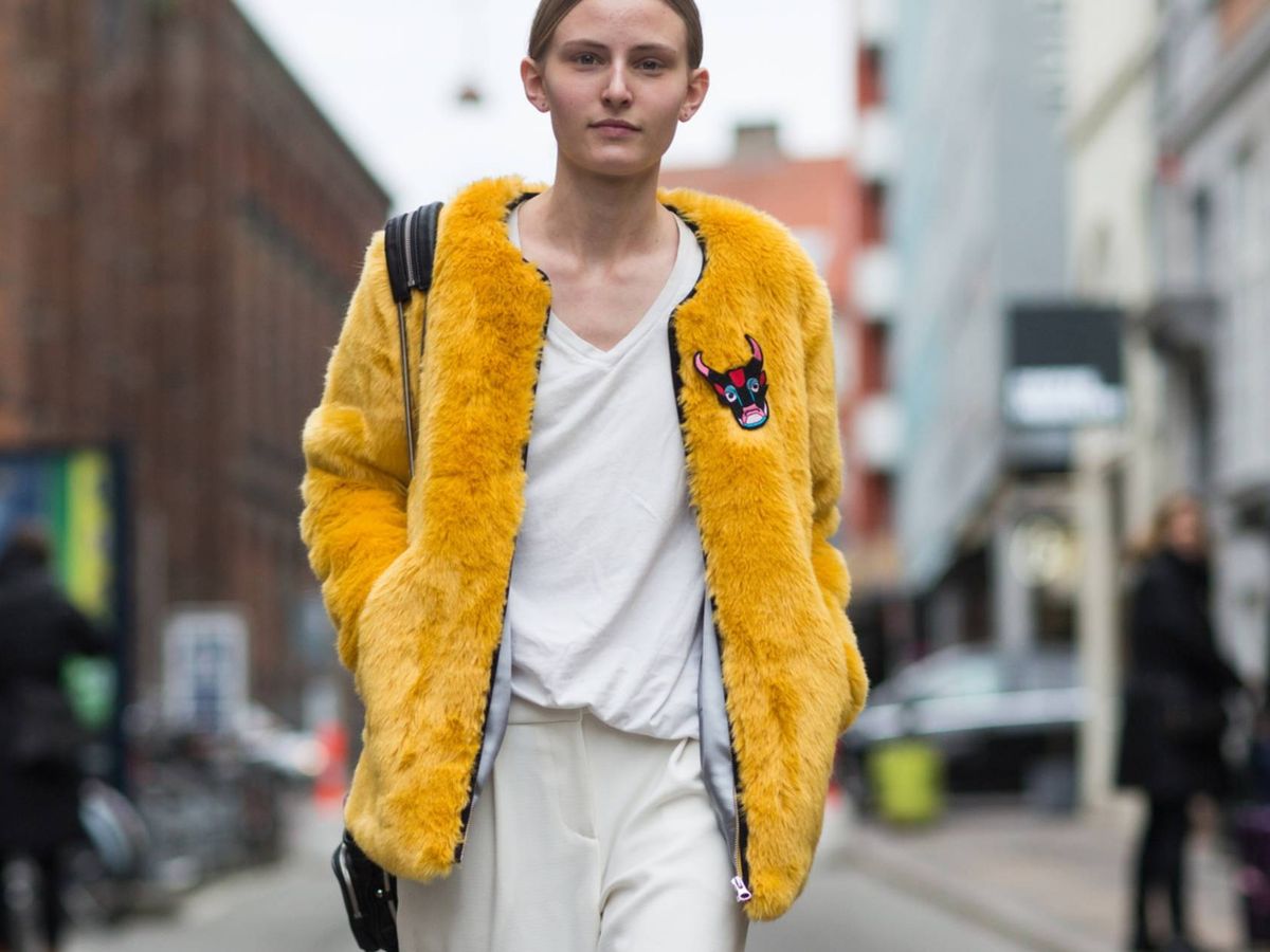 Foto: El pantalón blanco es la clave de la temporada, como veíamos en los 'street style' de la Semana de la Moda de Copenhague. (Imaxtree)