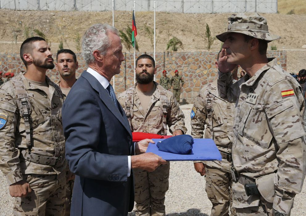 Foto: El ministro de Defensa, Pedro Morenés (i), cede a las autoridades afganas la base de Qala i Naw. (EFE)