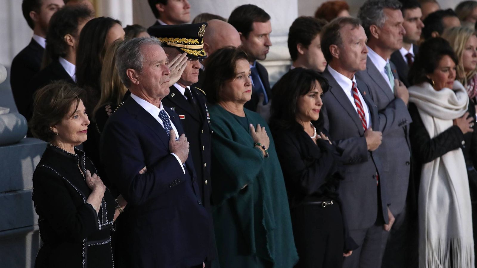 Foto: Laura y George Bush durante el homenaje en el Capitolio a George H. W. Bush. (Cordon Press) 