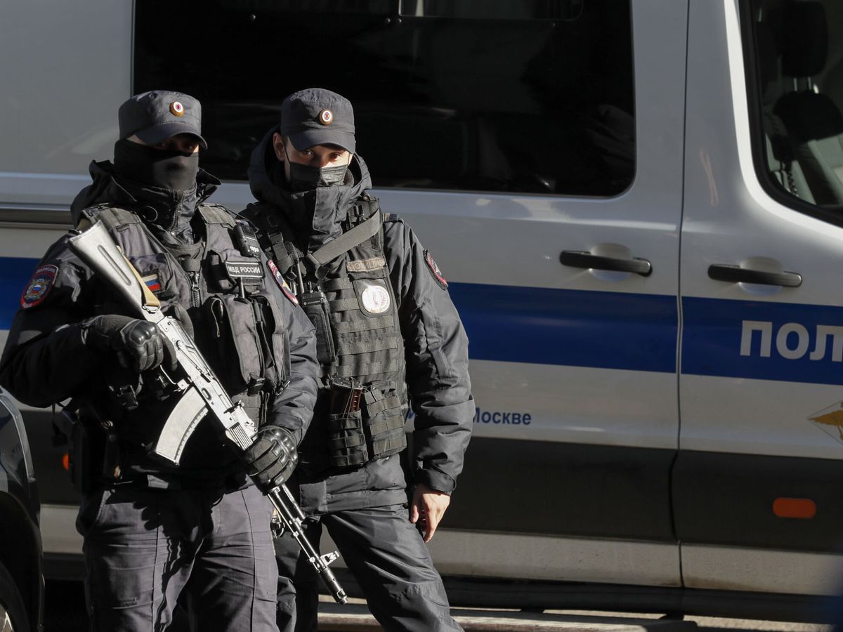 Foto: Agentes de policía rusos en una imagen de archivo. (EFE/EPA/Yuri Kochetkov)
