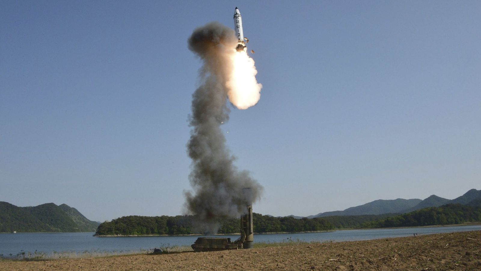 Foto: Vista del lanzamiento de un nuevo misil balístico. (EFE)