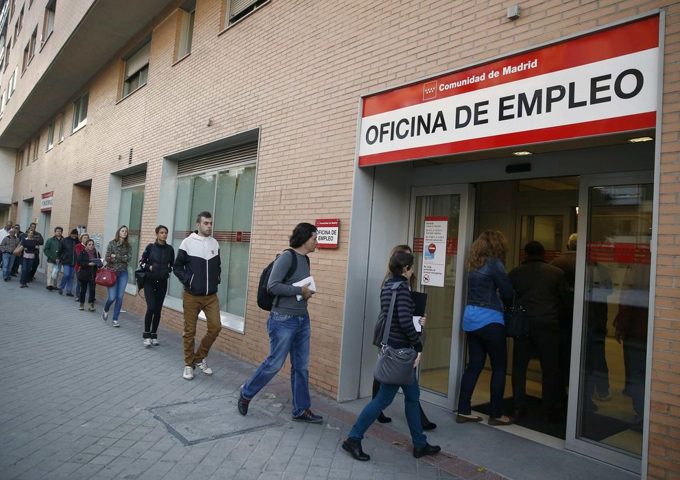 Foto: Gente haciendo cola en una Oficina de Empleo de Madrid (Efe)