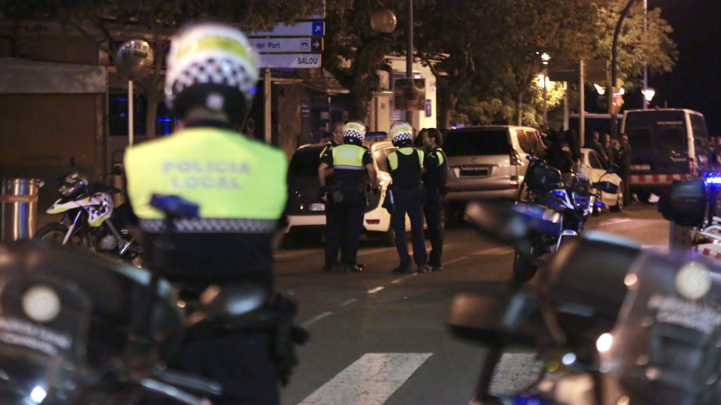 Miembros de las fuerzas seguridad en la zona del atentado en Cambrils (Tarragona). (EFE)