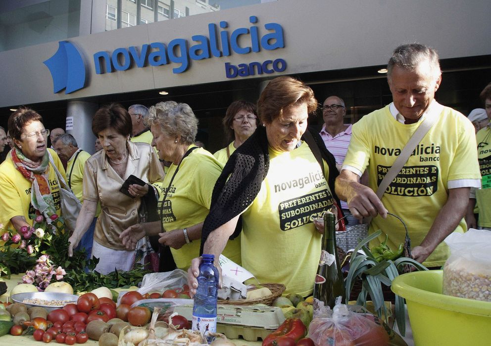 Foto: Preferentistas montan un mercado de trueque en la sede de Novagalicia en Vigo. (EFE)