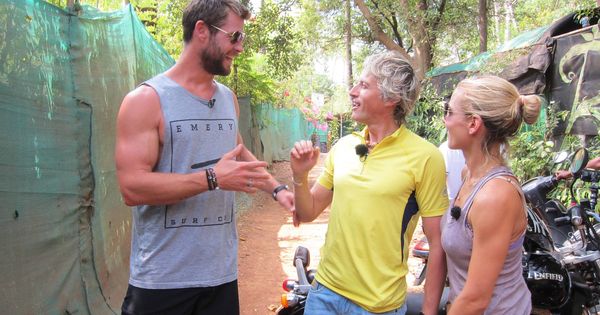 Foto: Chris Hemsworth, Jesús Calleja y Elsa Pataky en 'Planeta Calleja'.