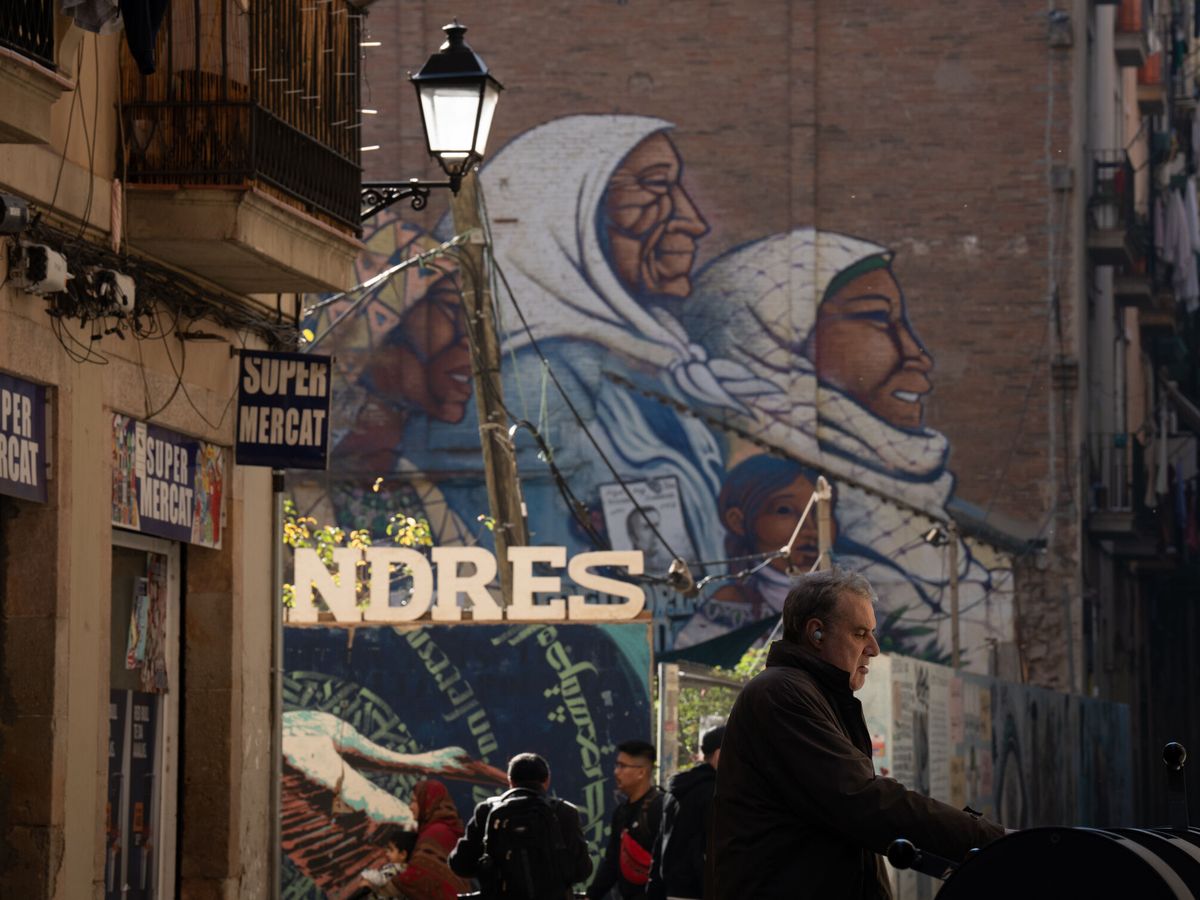 Foto: Un mural de las calles de Barcelona recuerda a los migrantes. (Europa Press/David Zorrakino)